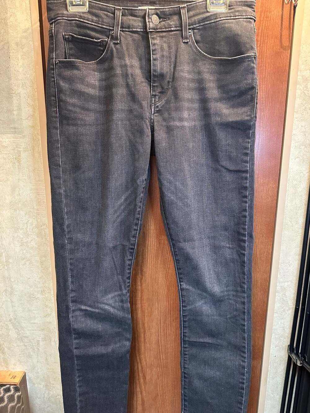 Levi's Classic Mid Rise Skinny Jeans in Washed Black, Size 10